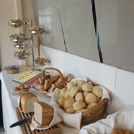 Bobby Executive Готель Санремо